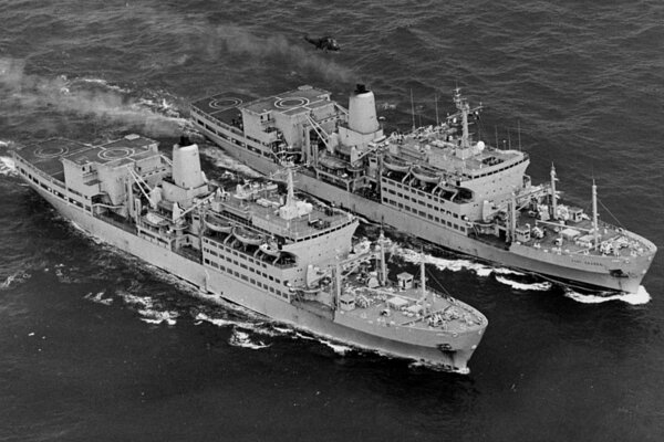 RFA Fort Austin en RFA Fort Rosalie in de jaren 80.jpg